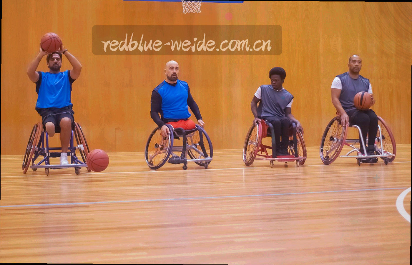 五个电竞项目以红、蓝、青、琥珀与钢灰标签在暗色网格中排列的频道入口示意